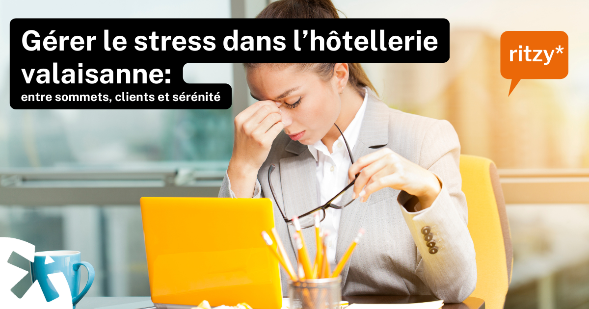 Eine Person im Anzug sitzt an einem Schreibtisch, hält die Brille in einer Hand und massiert sich mit der anderen die Stirn – ein Zeichen von Stress. Vor ihr steht ein leuchtend gelber Laptop und ein Stiftehalter. Im Hintergrund fällt Tageslicht durch ein unscharfes Fenster.