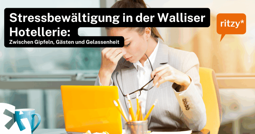 Person in Business-Outfit sitzt an einem Schreibtisch mit Laptop, Kaffeetasse und Schreibutensilien. Text auf dem Bild: ‚Stressbewältigung in der Walliser Hotellerie: Zwischen Gipfeln, Gästen und Gelassenheit‘, Logo ritzy*.