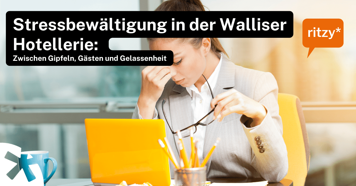 Person in Business-Outfit sitzt an einem Schreibtisch mit Laptop, Kaffeetasse und Schreibutensilien. Text auf dem Bild: ‚Stressbewältigung in der Walliser Hotellerie: Zwischen Gipfeln, Gästen und Gelassenheit‘, Logo ritzy*.