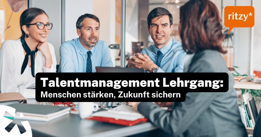 Vier erwachsene Businesspersonen sitzen gemeinsam an einem Tisch und diskutieren konzentriert im Rahmen eines Talentmanagement‑Lehrgangs.