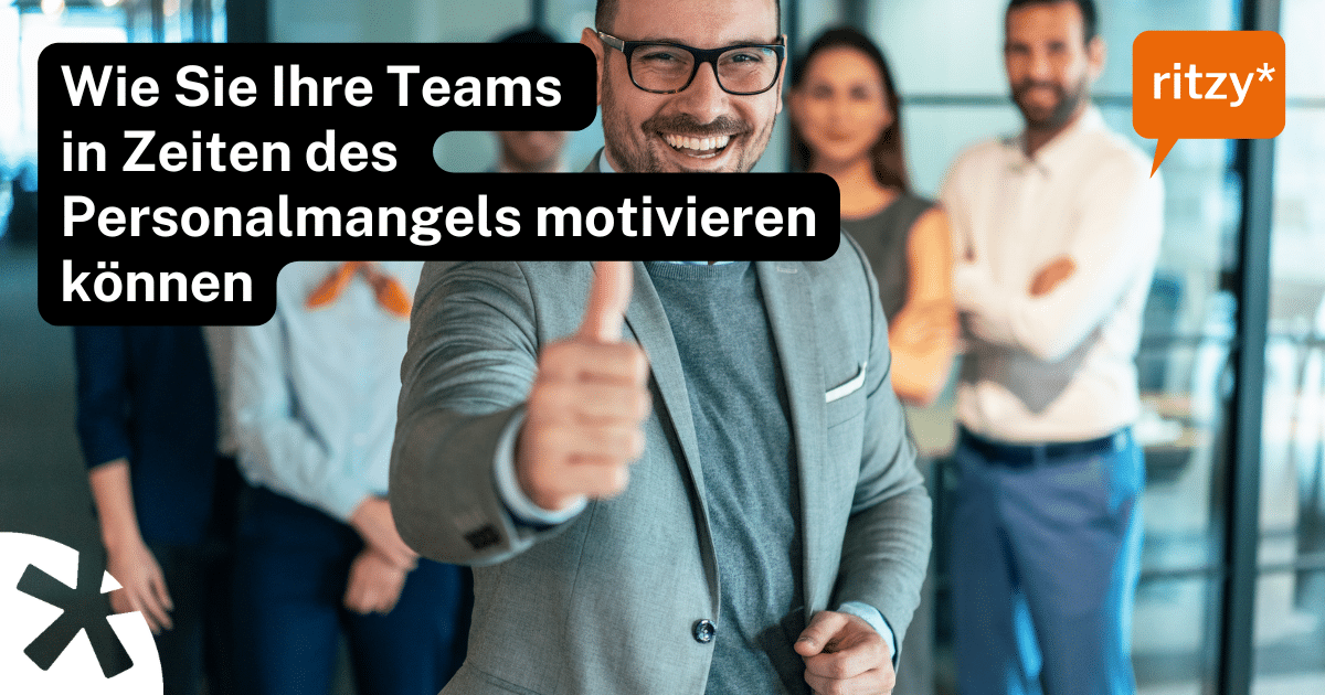 Weiterbildung bei ritzy*: Eine Person im Vordergrund zeigt eine positive Geste, im Hintergrund steht ein Team – Symbol für Motivation, Führung und Teamstärkung in Zeiten des Personalmangels.